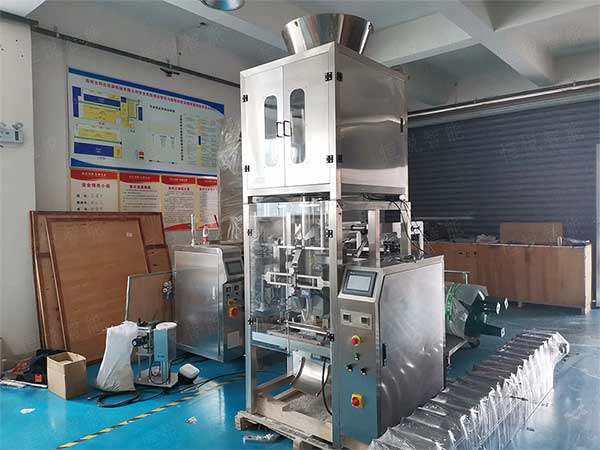 全套粉體自動蜜桃TV在线观看视频流水線由螺杆計量機、真空上料機、成品輸送機組成